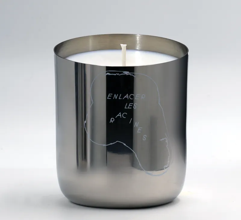 Enlacer les Racines candle in its steel vessel