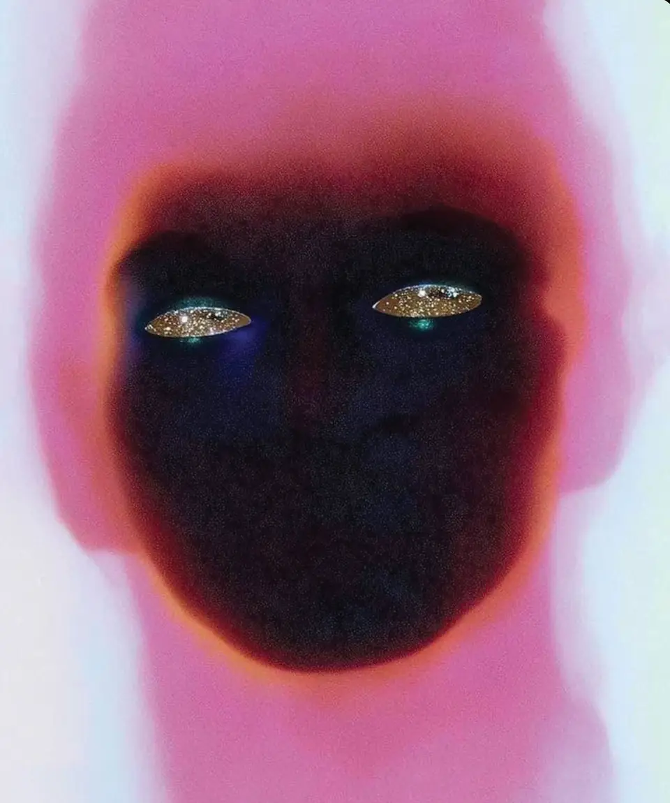 Un visage qui se dissout dans le rose et l’ombre