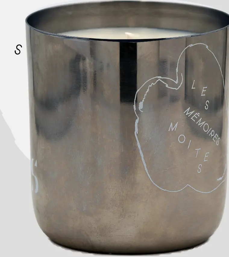 La bougie dans son contenant en acier inoxydable