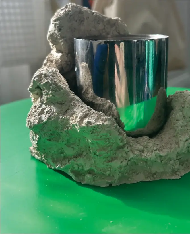 La bougie encastrée dans une roche, sur fond vert