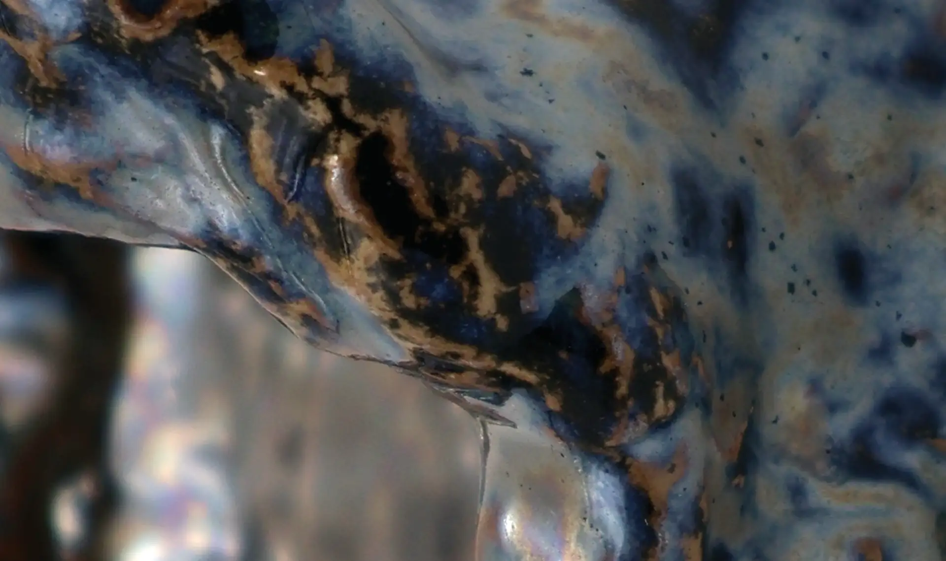 Une surface en céramique émaillée, bleue, noire et ambrée